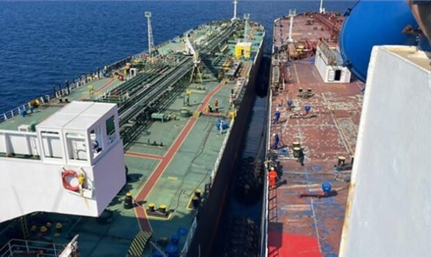 آغاز انتقال نفت توقیف‌شده ایران در یونان به نفتکش ایرانی