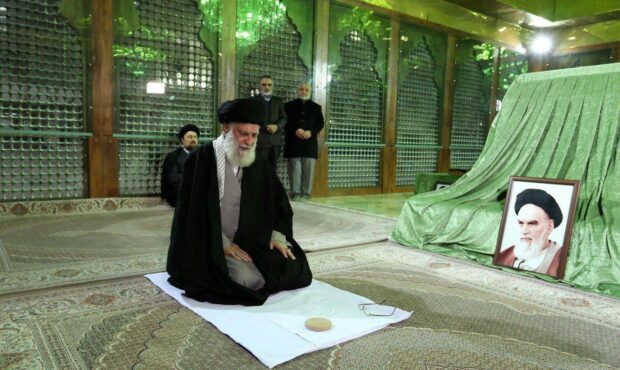 حضور آیت الله خامنه‌ای در مرقد بنیانگذار جمهوری اسلامی ایران