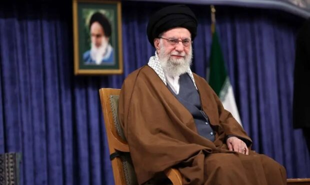 بیانیه بیش از ۱۰۰ نفر از علمای جهان اسلام در حمایت از رهبر انقلاب