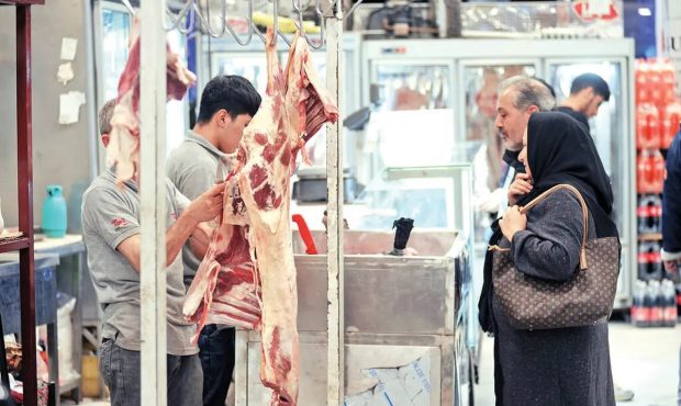 دستمزد روزانه کارگر کمتر از قیمت ۲۵۰ گرم گوشت قرمز! دستمزد روزانه کارگر کمتر از قیمت ۲۵۰ گرم گوشت قرمز!