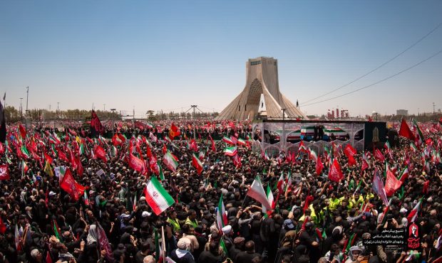 ایران رهبر شهید خود را بر دوش تاریخ بدرقه کرد ایران رهبر شهید خود را بر دوش تاریخ بدرقه کرد